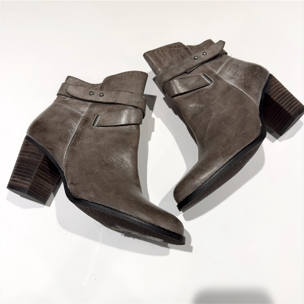 Arturo Chiang Sanya Distressed brown booties